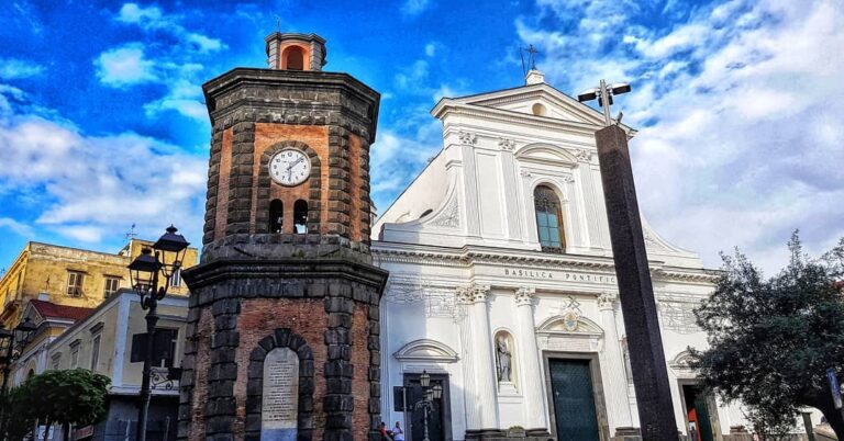 Un campanile più basso della chiesa