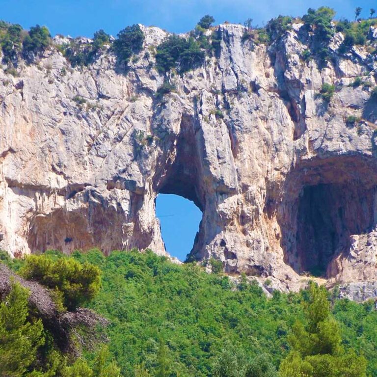 Trekking “leggendario” a Montepertuso