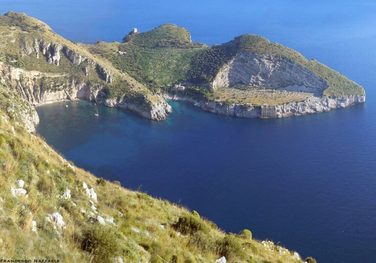 Alla scoperta di Punta Campanella tra natura e leggenda