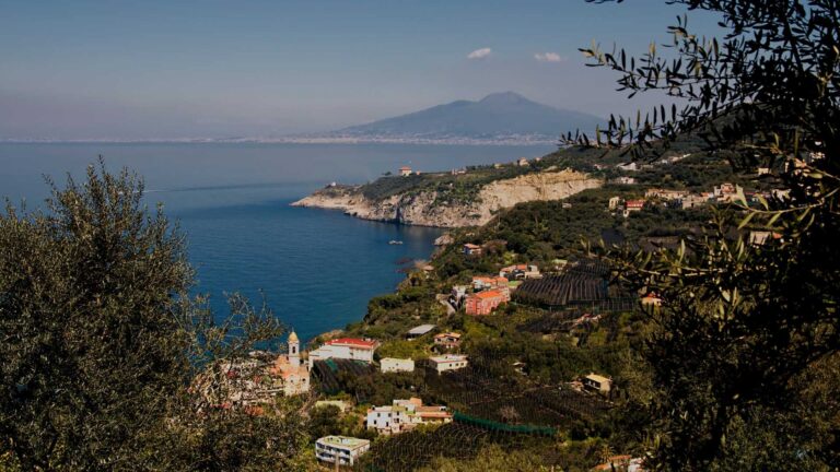 Come visitare la Costiera Sorrentina in auto: consigli e itinerari