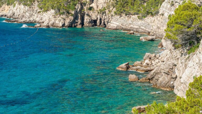 Le migliori spiagge della Costiera Sorrentina: dove andare e cosa fare