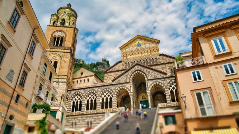 Amalfi si trasforma in un mondo di magia, tre giorni di festa per il Carnevale 2025