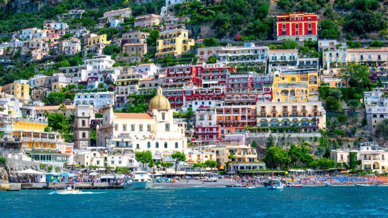 Positano: storia e curiosità dal borgo di pescatori alla meta glamour