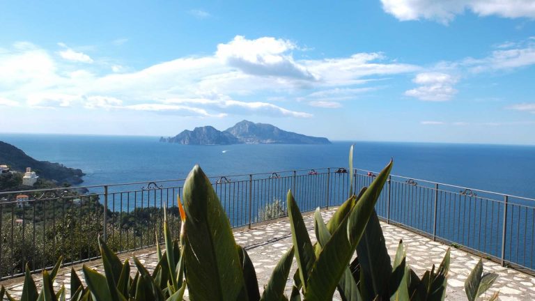 A piedi fino a Punta Campanella: leggende, resti romani e vista su Capri