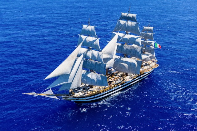 Amerigo Vespucci a Napoli: lo storico veliero incontra la Costiera Amalfitana e Sorrentina