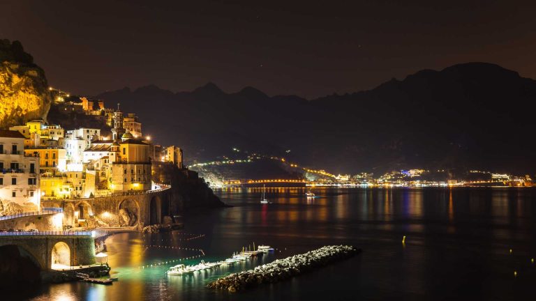 Amalfi di notte: passeggiata tra luci, storia e profumo di mare