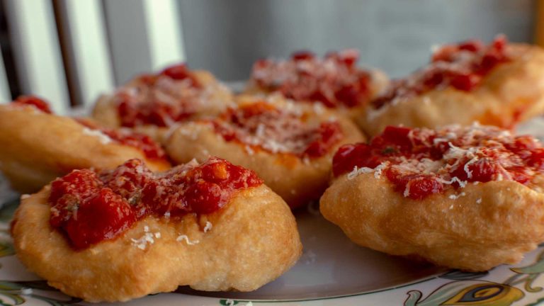 Il “pezzo di Napoli” a Vico Equense: street food tra sfogliatella e pizza fritta