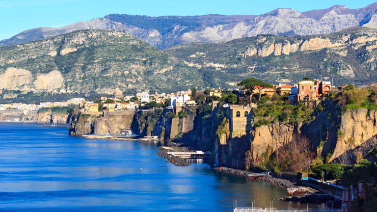 Piano di Sorrento: i vicoli del centro e la tradizione del pane cafone