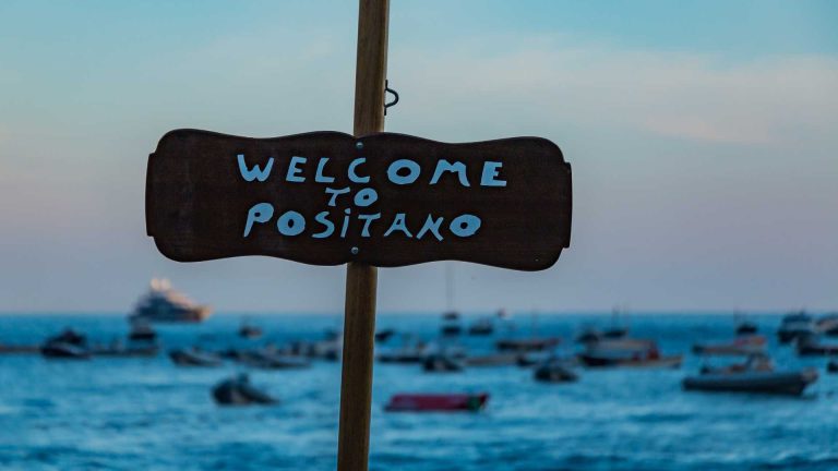Positano e il culto della moda: tra sandali artigianali e lino pregiato