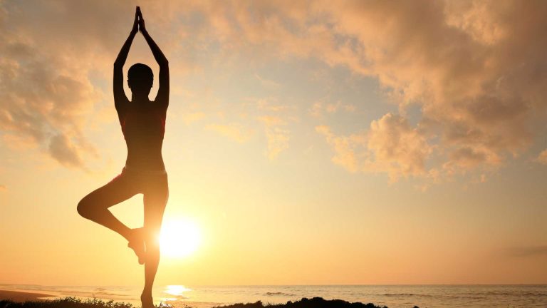 Yoga al tramonto sulla costa – i luoghi più suggestivi