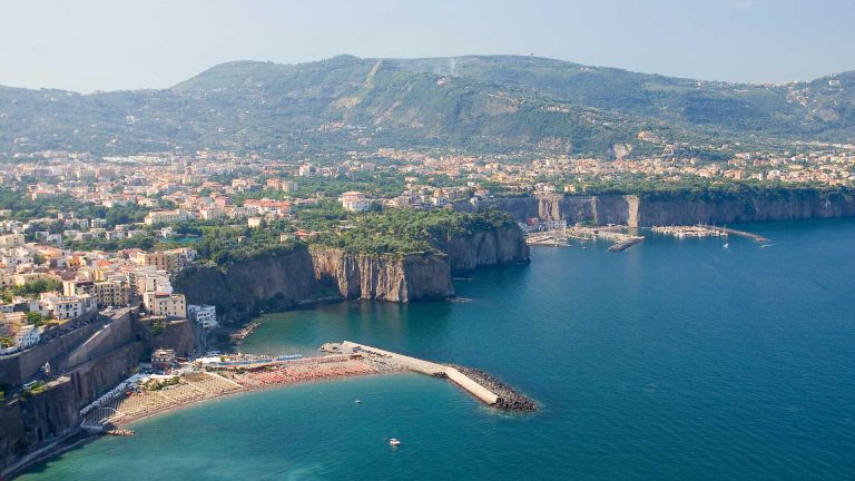 Meta e il suo lungomare – passeggiate e spiagge