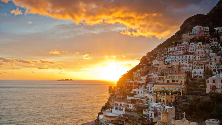 Positano in autunno: “La Villa delle Meraviglie” chiude Vicoli in Arte 2025