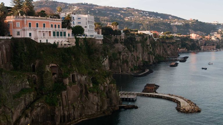 Scale, gradoni e percorsi verticali – sali e scendi sulla costa