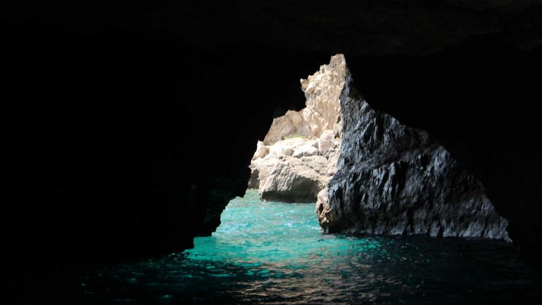 Esplorare grotte e calette della Penisola Sorrentina – in barca e a nuoto
