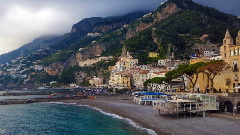 Maiori e il lungomare più lungo della Costiera – spiaggia + borgo