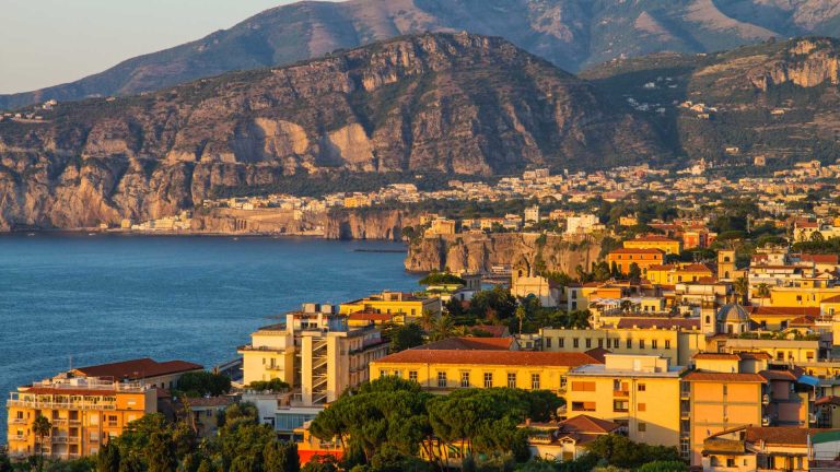 Sant’Agnello e la passeggiata al Belvedere Marinella: l’ora d’oro sul mare