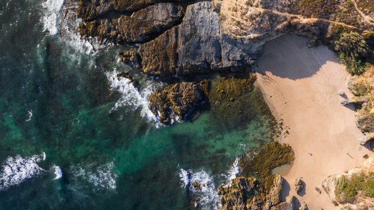 Spiagge segrete tra roccia e vegetazione – dove arrivare solo via mare