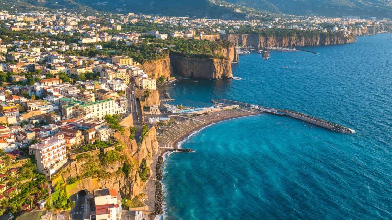 Meta e la spiaggia dei pescatori: vivi una giornata con i marinai
