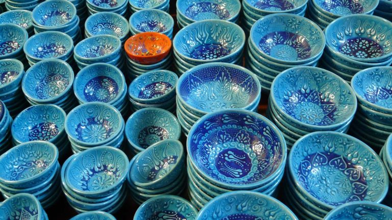 Vietri sul Mare e la ceramica: crea il tuo piatto in bottega