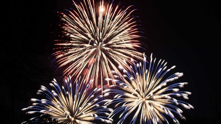Un mare di luci a Castellammare: i fuochi d’artificio che illuminano la Penisola Sorrentina