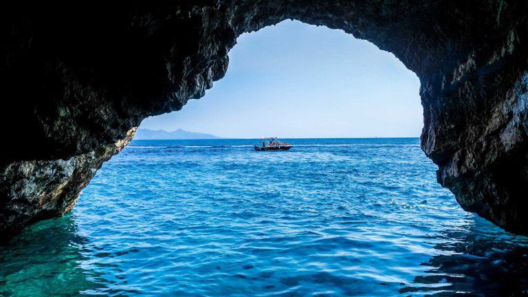 Grotte marine: esplorazione in barca o snorkeling