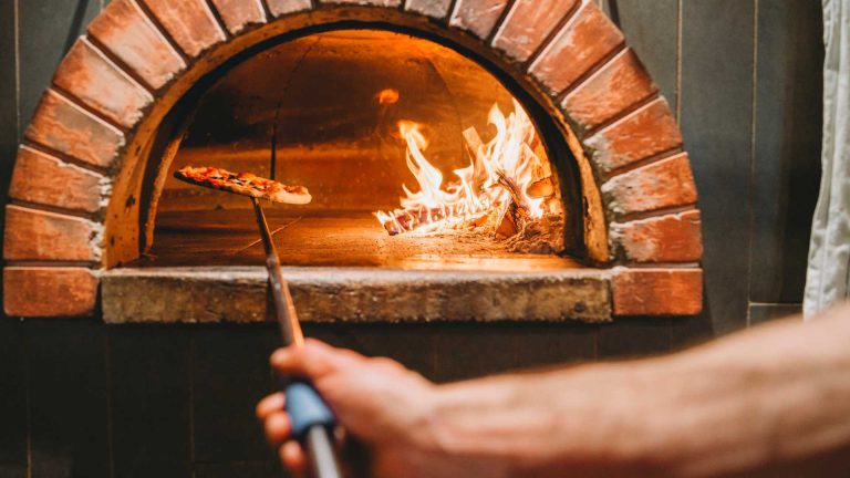 Vico Equense e la pizza a metro: mangia come un locale