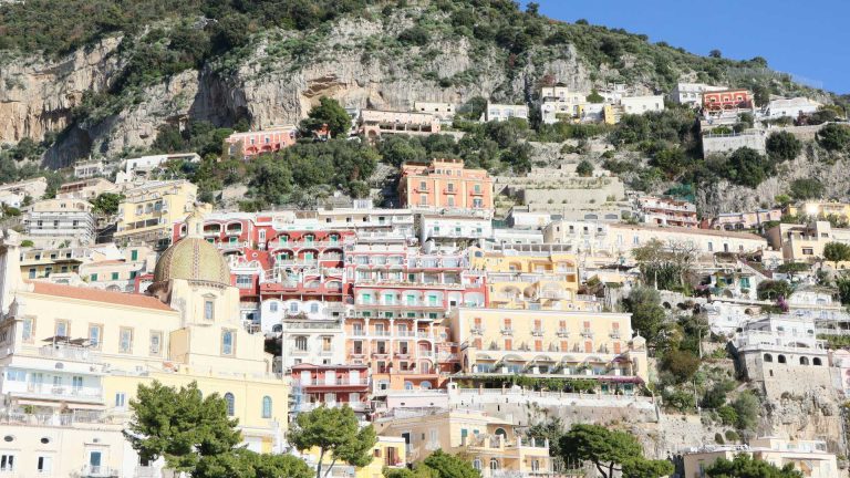 Positano Moda Mare: guida ai migliori atelier di lino e sandali su misura