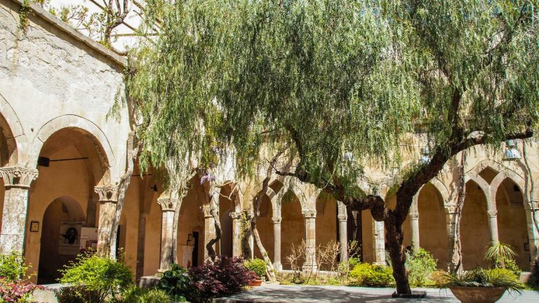 Il convento di San Francesco: oasi di silenzio tra limoni e colonne