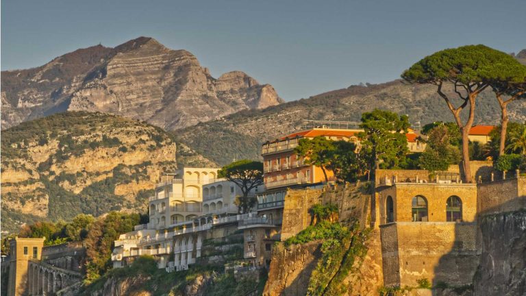 Piano di Sorrento in 10 tappe a piedi: tra vicoli, chiese e balconi