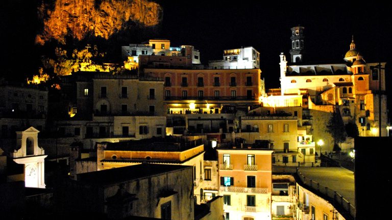 I vicoli di Atrani: camminata tra archi, scalinate e silenzi