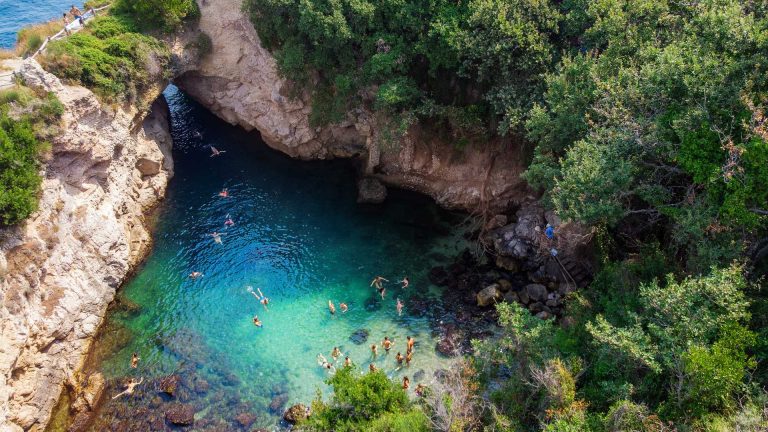 Sorrento vista dall’acqua: kayak al tramonto tra i bagni della regina