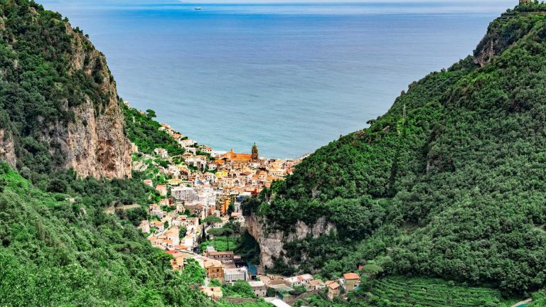 I monaci e la carta: visita alla valle dei mulini di Amalfi