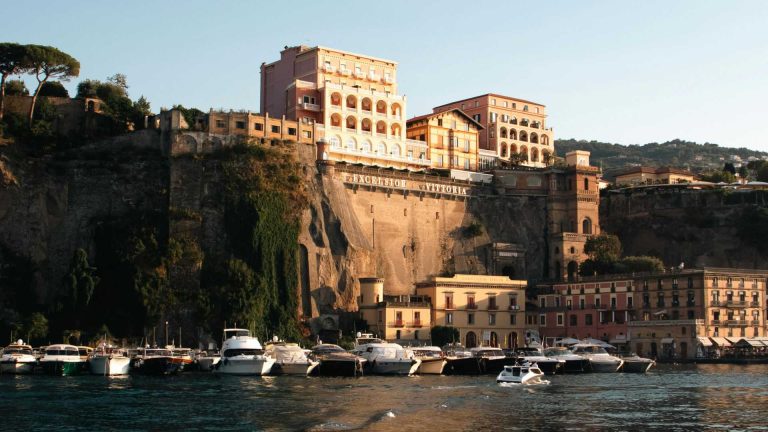 Sorrento a piedi: itinerario tra vicoli, chiostri e belvederi