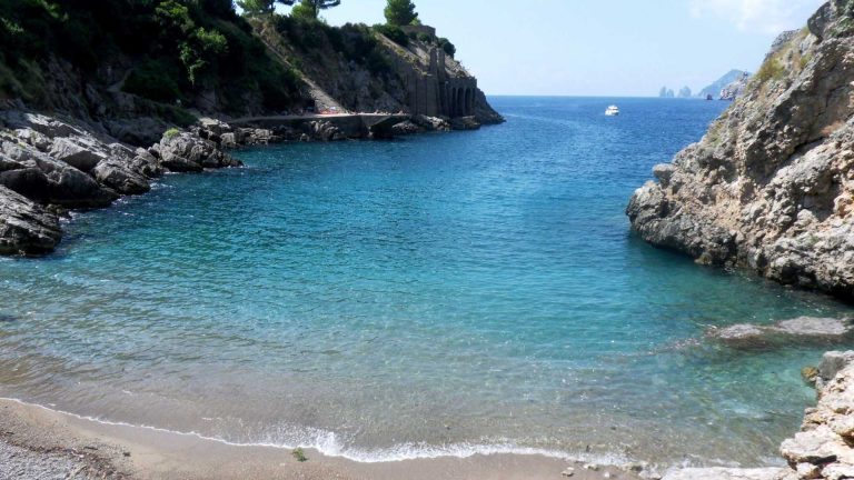 Baia di Ieranto: come organizzare mare e trekking in sicurezza