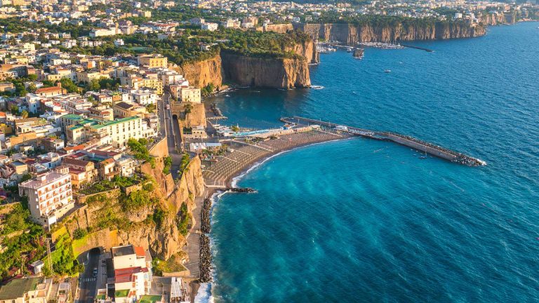 Marina di Meta: come vivere al meglio la spiaggia più grande della penisola