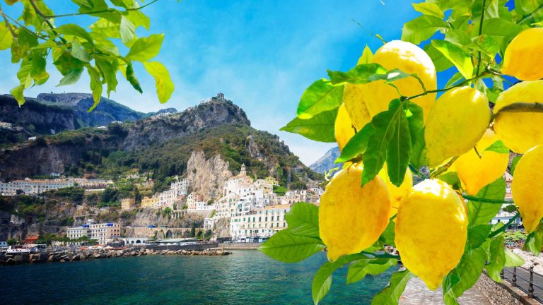 Sentieri tra i terrazzamenti di limoni ad Amalfi e Minori