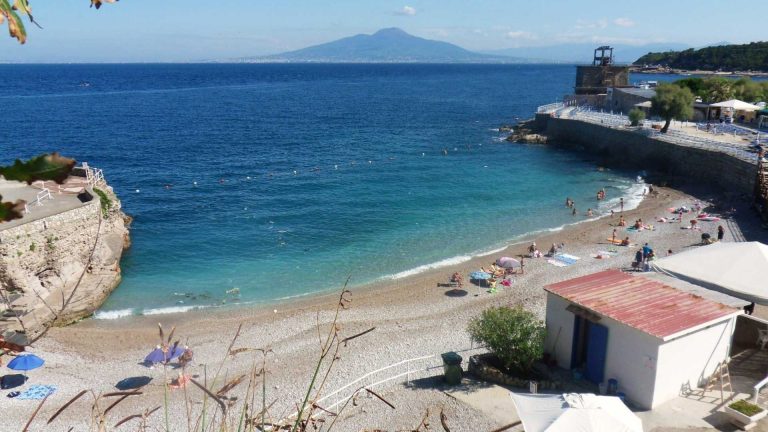 Spiagge della Costiera Sorrentina facilmente raggiungibili a piedi