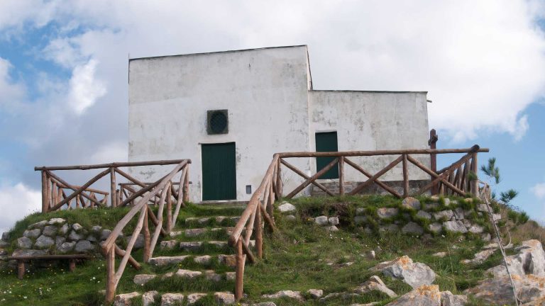 Anello di Monte San Costanzo: trekking panoramico sui due golfi