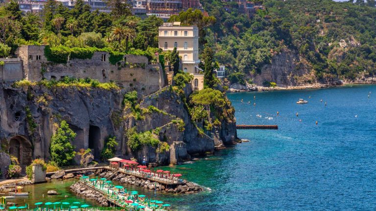 Costiera Sorrentina in 3 giorni low cost: mare, borghi e spostamenti economici