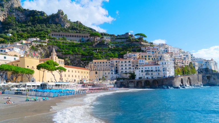 Napoli-Amalfi con i mezzi pubblici: percorso, cambi e tempi