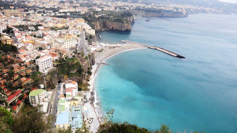 Quanto conviene dormire a Meta di Sorrento per andare al mare ogni giorno