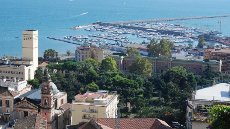 Dove lasciare l’auto a Salerno e visitare la Costiera senza macchina