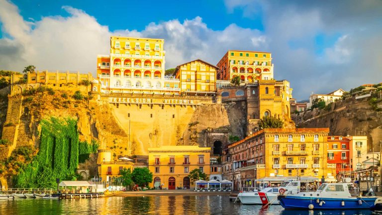 Vico Equense o Sorrento: dove dormire se vuoi mare e meno caos