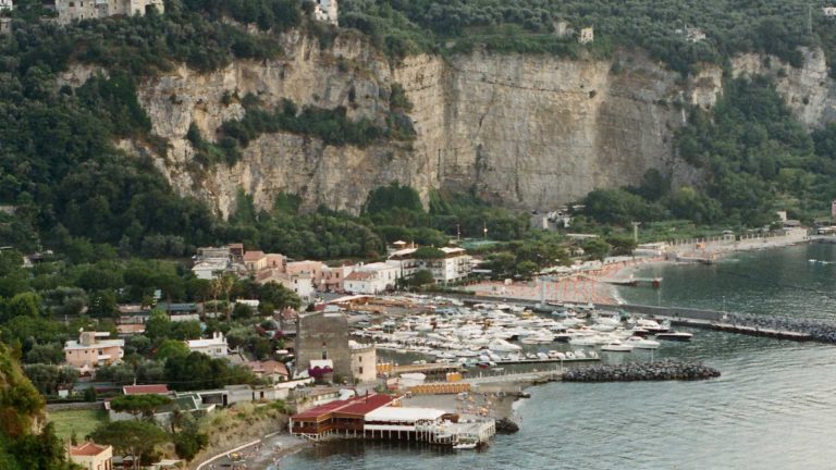 Dormire a Vico Equense low cost: come risparmiare restando ben collegati