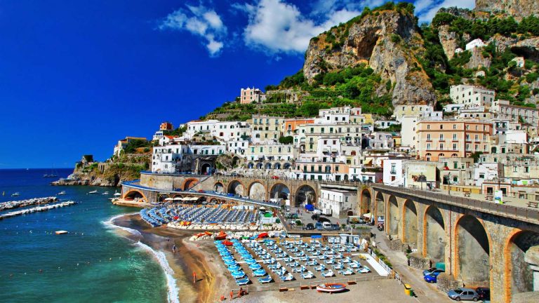 Spiagge della Costiera Amalfitana vicino al centro: dove mare e servizi sono più facili