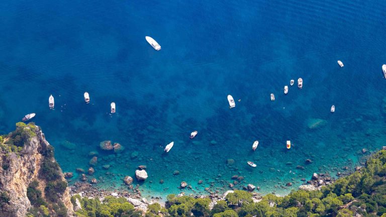 Marina del Cantone: guida pratica per organizzare una giornata di mare a Nerano