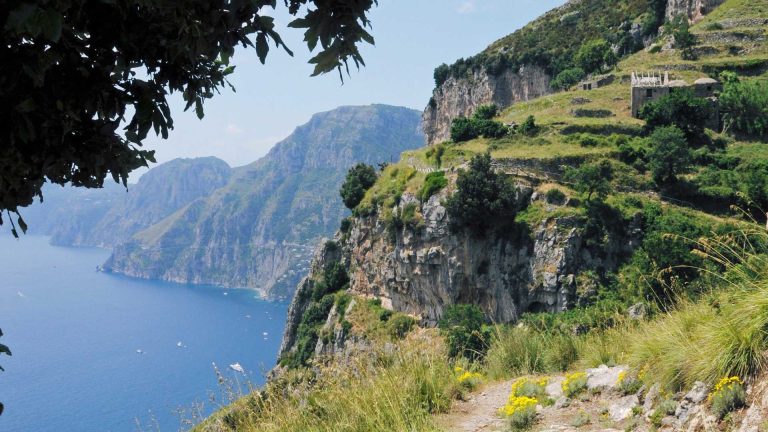 Dove dormire vicino al Sentiero degli Dei: Agerola, Praiano o Positano?