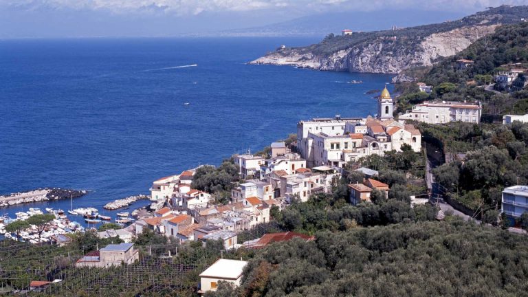 Marina della Lobra: guida pratica per una giornata tra porto, mare e passeggiate