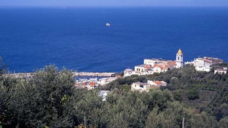 Fare il bagno a Marina della Lobra: accessi al mare, scogli e consigli pratici