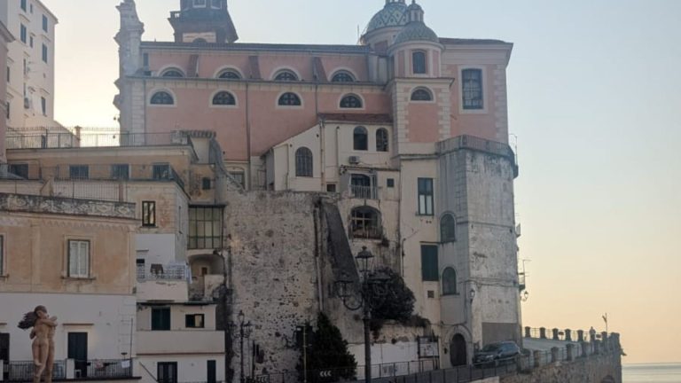 Atrani diventa museo a cielo aperto: le foto della mostra “Moments in Life”